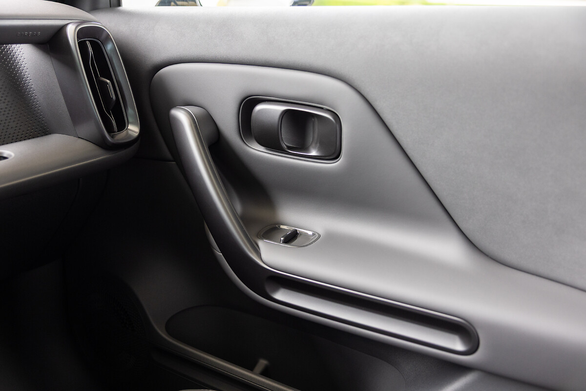 Leapmotor B05 interior door panel with soft-touch materials, handle and window controls