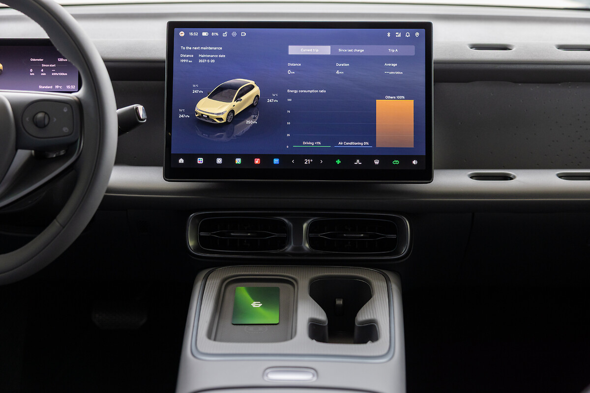 Leapmotor B05 14.6-inch 2.5K HD touchscreen displaying vehicle energy consumption data