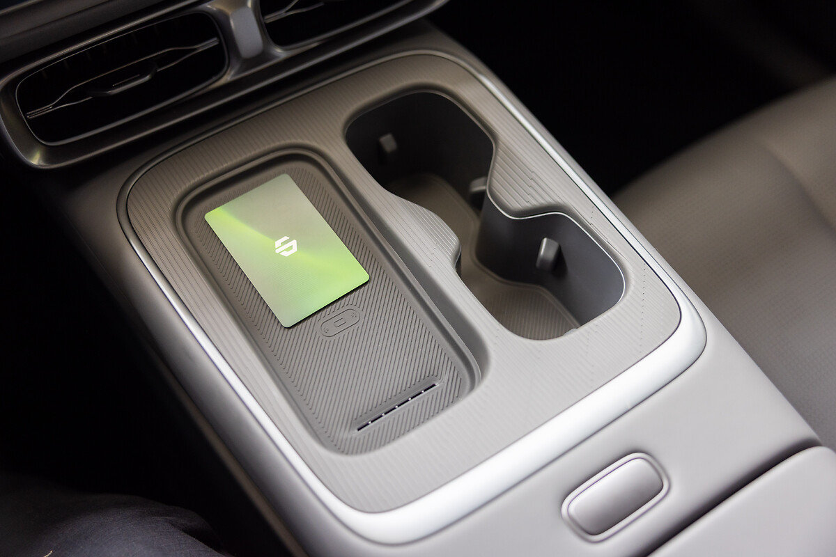 Leapmotor B05 air-cooled 50W wireless charging pad in centre console