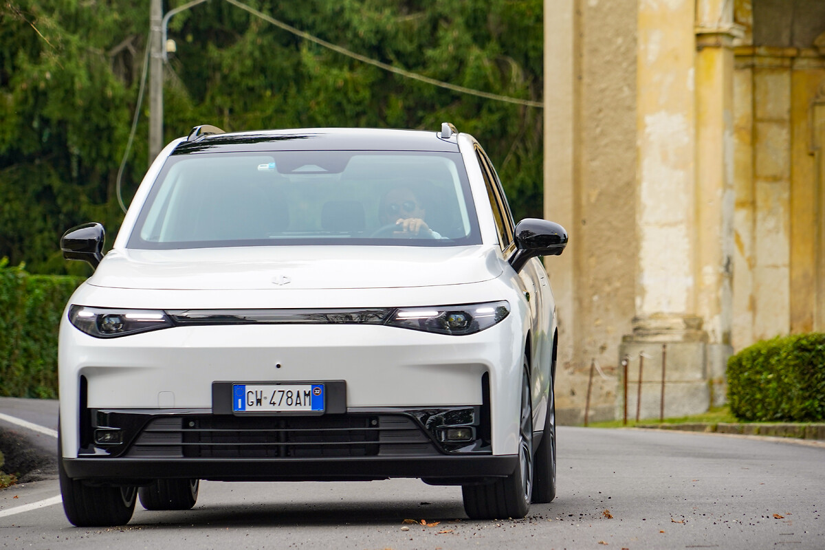 Leapmotor C10 white SUV front view on residential street
