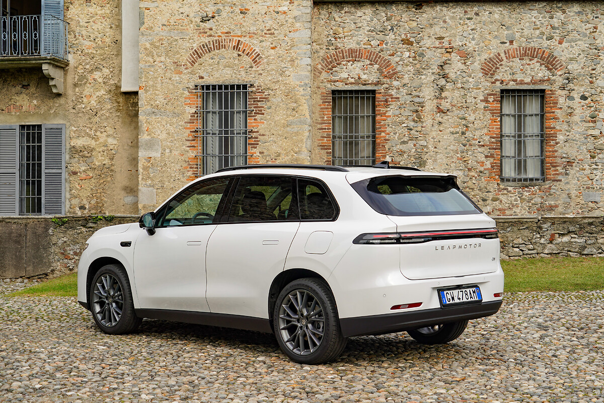 Leapmotor C10 white SUV rear three-quarter view against brick building