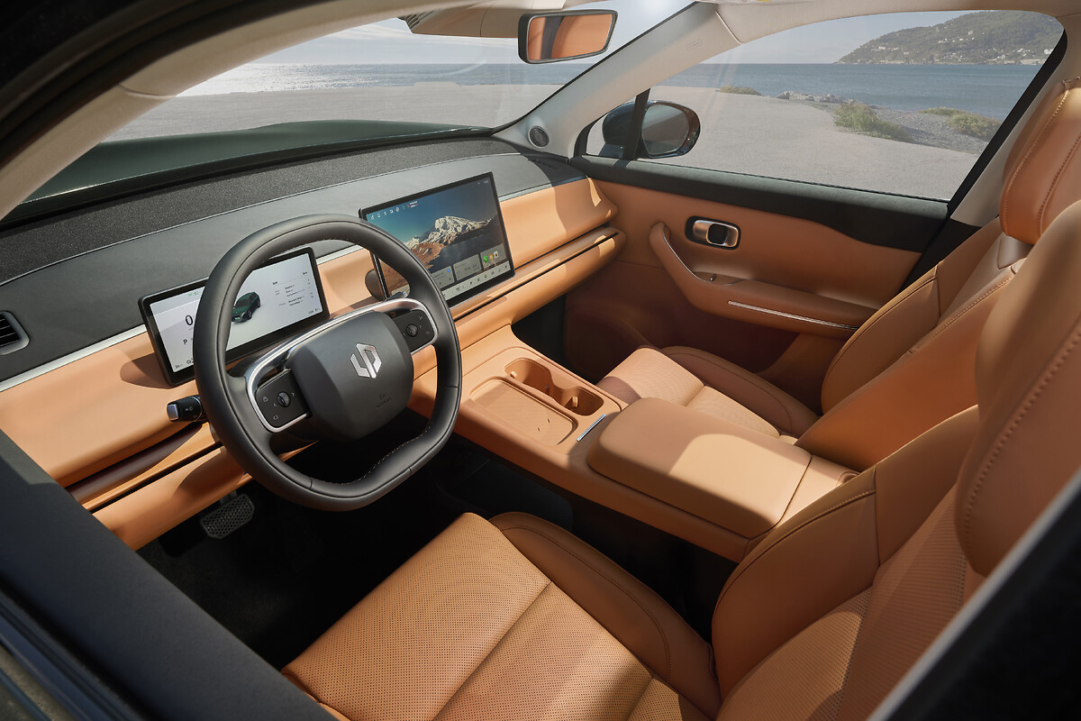 Leapmotor C10 Camel Brown leather seats and steering wheel interior