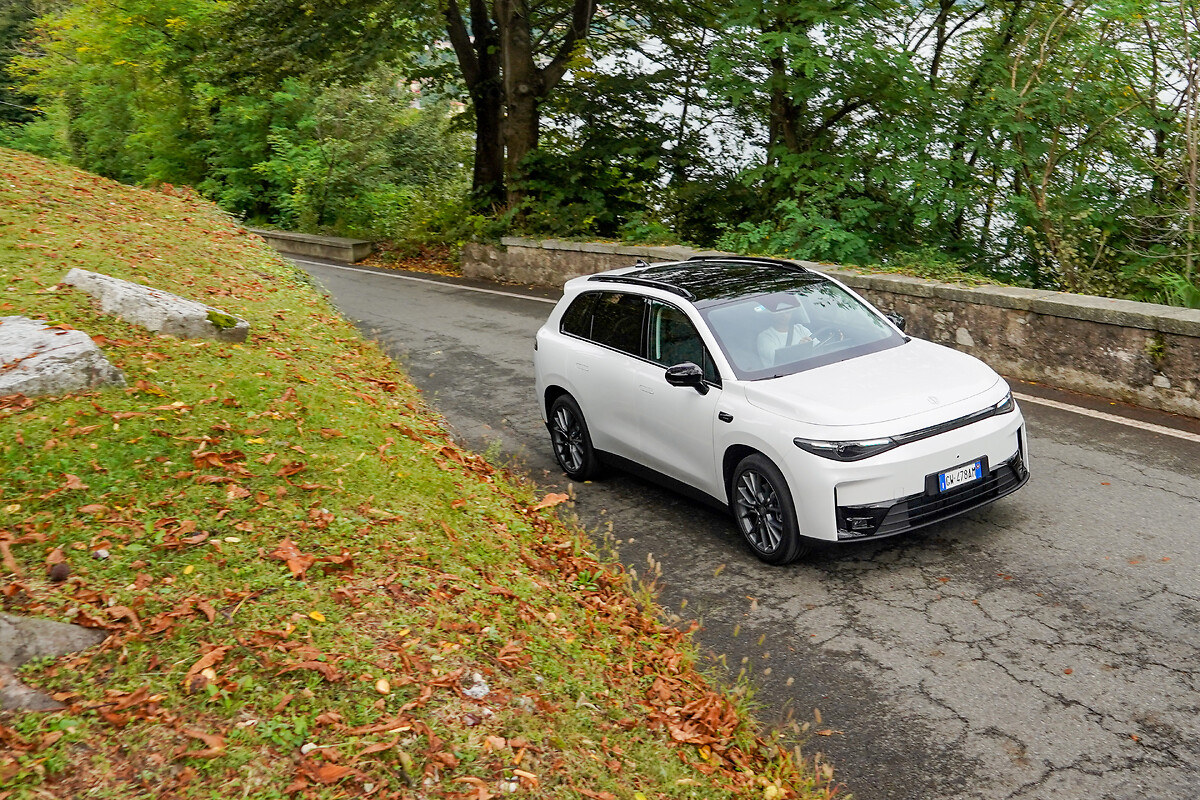 Leapmotor C10 side view on road surrounded by autumn foliage