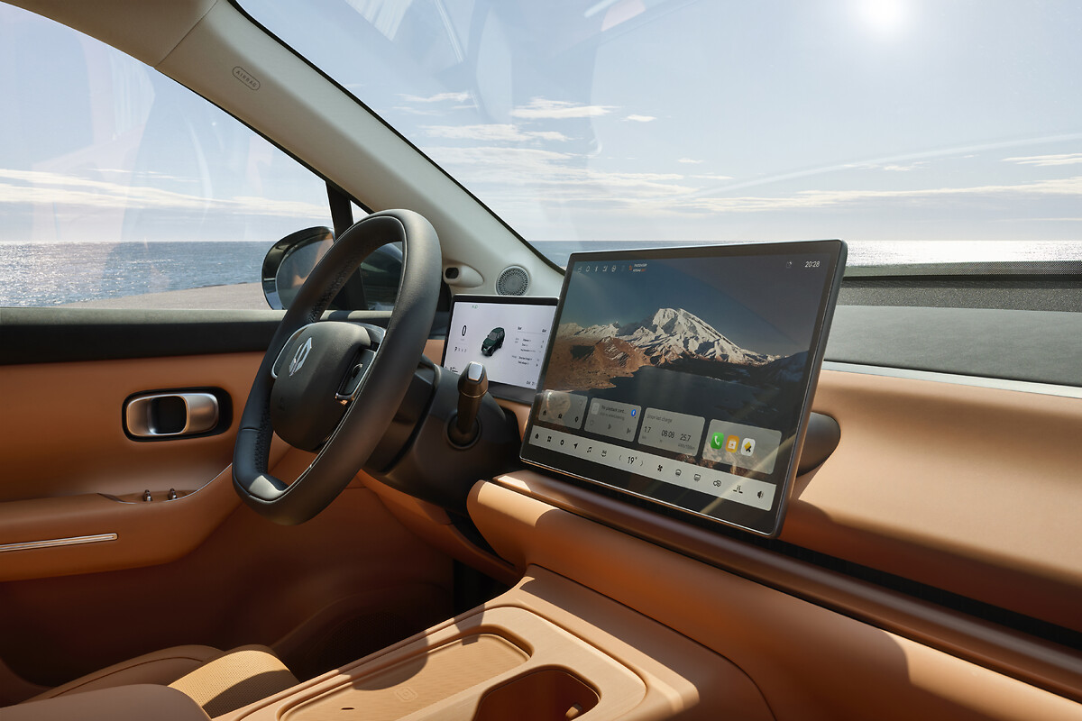 Leapmotor C10 steering wheel and 14.6-inch central touchscreen display