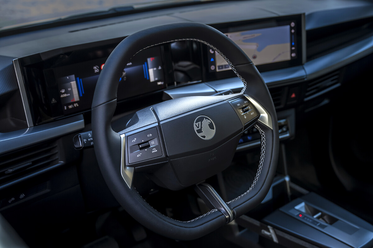Steering wheel and digital instrument cluster display