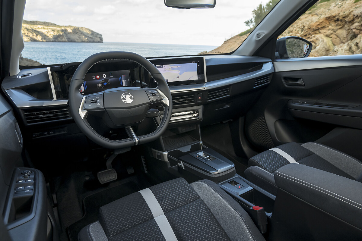 Driver's view of steering wheel and infotainment system
